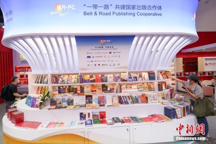 “一帶一路”共建國家出版合作成果展示。中新社記者 賈天勇 攝