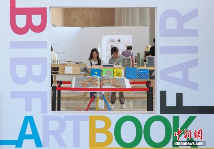 讀者在藝術(shù)類圖書展區(qū)閱讀。中新社記者 賈天勇 攝