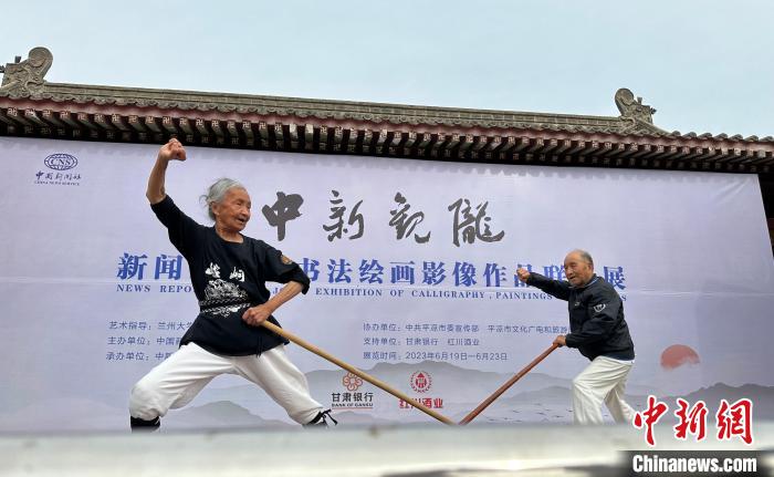 圖為岳起中、張煒英夫婦在平?jīng)鍪形幕^內(nèi)練習(xí)崆峒武術(shù)?！∥航ㄜ?攝