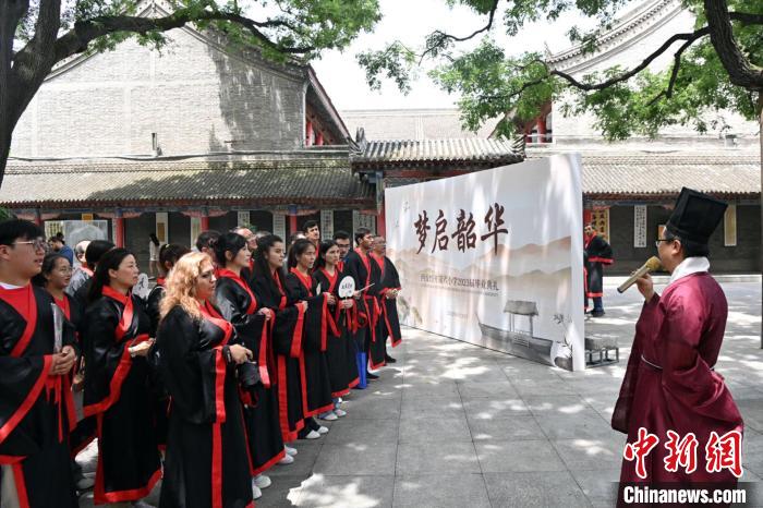 圖為主禮官給參與研學的學生介紹漢服及相關(guān)禮儀制度?！【琶赖┰?攝