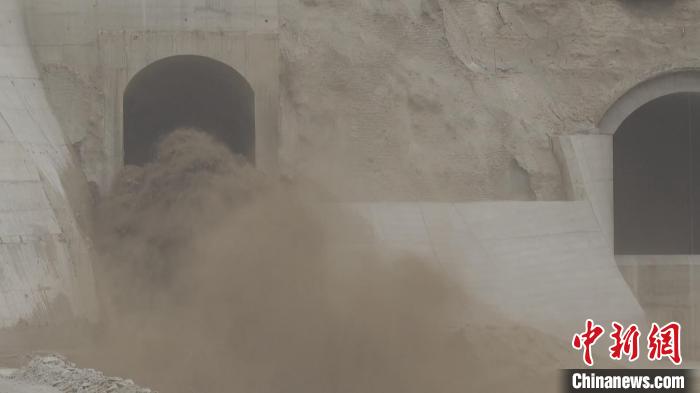 隨著閘門緩緩開啟，滾滾河水從大石門水庫傾瀉而下?！?阿曼江·阿力甫 攝