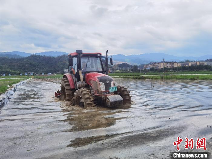 貴州“村超”：一邊是生活，一邊是熱愛