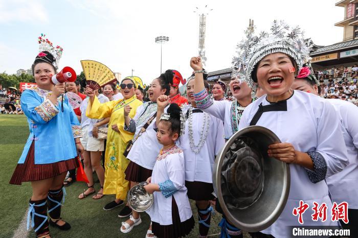 圖為貴州“村超”比賽現(xiàn)場，村民加油助威?！■暮陚?攝