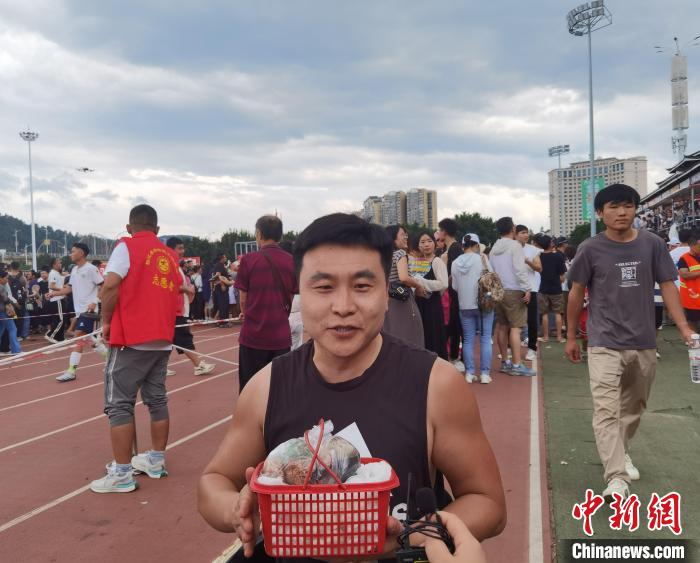 圖為在貴州“村超”現(xiàn)場的內(nèi)蒙古輪椅舞者狄文科?！≈苎嗔?攝