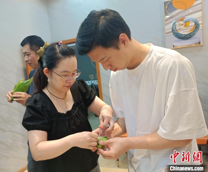 圖為臺青吳攸在學(xué)習(xí)包粽子。　邱軼軻 攝
