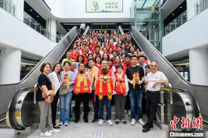 臺(tái)胞們期望媽祖能保佑兩岸同胞出入平安、軌交運(yùn)行順利?！±ド绞信_(tái)辦供圖