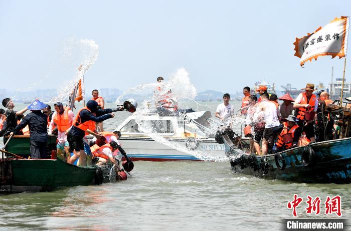 兩岸民眾海上潑水、海上捉鴨慶端午