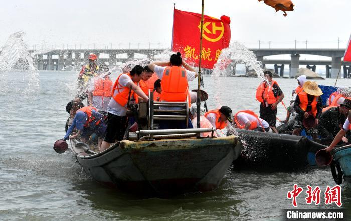 圖為兩岸民眾海上潑水慶端午?！蚊?攝