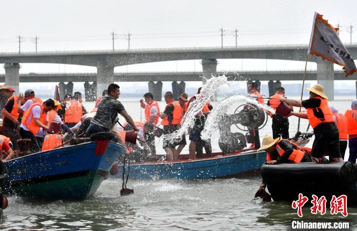 圖為兩岸民眾海上潑水慶端午。　呂明 攝