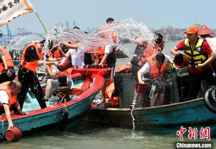 圖為兩岸民眾海上潑水慶端午?！蚊?攝
