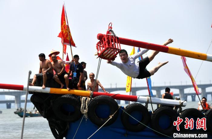 圖為海上捉鴨?！蚊?攝