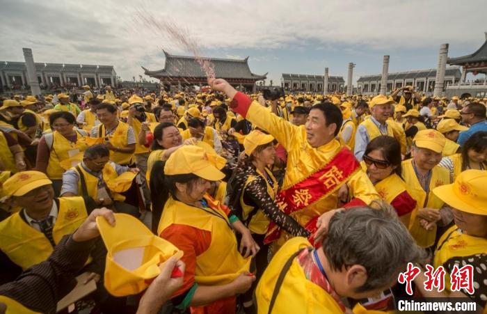 每年的世界客屬石壁祖地祭祖大典吸引著眾多海內(nèi)外客屬前來參加。　三明市委宣傳部供圖