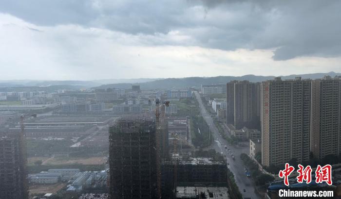 22日，南寧市下起“龍舟水”強降雨，近處電閃雷鳴烏云密布，遠處晴天依舊?！⊥跻哉?攝