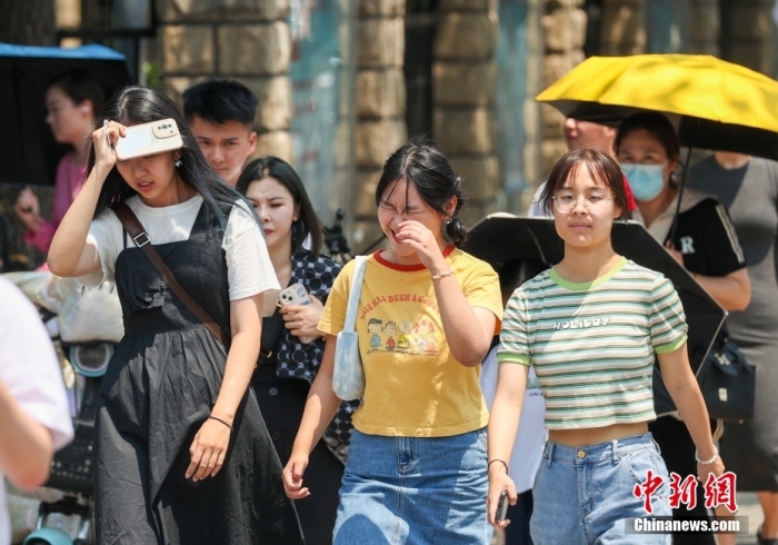 6月23日，北京高溫天氣持續(xù)，市民冒著高溫出行。當(dāng)日，北京市氣象臺(tái)升級(jí)發(fā)布高溫紅色預(yù)警信號(hào)。<a target='_blank' href='/'>中新社</a>記者 賈天勇 攝