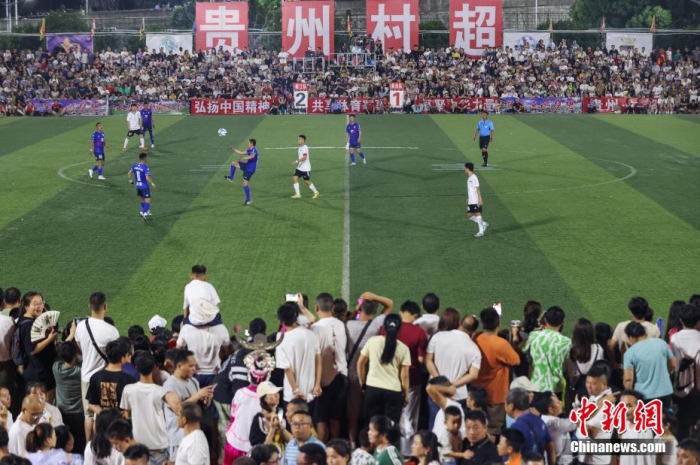 6月23日晚，在貴州省黔東南苗族侗族自治州榕江縣城北新區(qū)田徑足球場(chǎng)進(jìn)行的“榕江縣(三寶侗寨)和美鄉(xiāng)村足球超級(jí)聯(lián)賽(村超)”中，來(lái)自青海省果洛藏族自治州格薩爾王足球隊(duì)和榕江縣村超聯(lián)隊(duì)進(jìn)行了友誼賽，吸引上萬(wàn)民眾前來(lái)觀賽。最終，兩隊(duì)以2：2戰(zhàn)成平手。圖為果洛藏族自治州格薩爾王足球隊(duì)(藍(lán)衣)和榕江縣村超聯(lián)隊(duì)在比賽中。瞿宏倫 攝