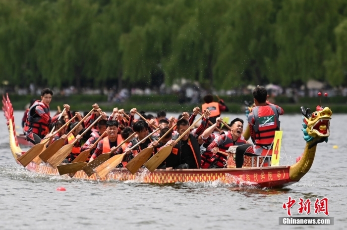 6月22日，中國(guó)傳統(tǒng)節(jié)日端午節(jié)，吉林省第一屆全國(guó)龍舟邀請(qǐng)賽在長(zhǎng)春舉行，來(lái)自吉林、安徽、廣東、河北等地16支隊(duì)伍參賽。<a target='_blank' href='/'>中新社</a>記者 張瑤 攝