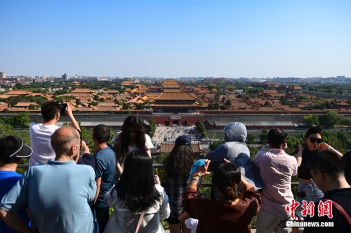 6月22日，北京，游客在景山公園游覽、拍照。當(dāng)日是端午節(jié)假期首日，北京旅游景區(qū)游客眾多。<a target='_blank' href='/'>中新社</a>記者 田雨昊 攝