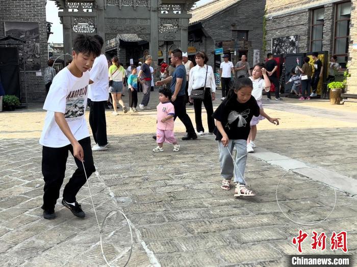 陜西延安：非遺國潮游園會(huì)引游人