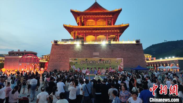圖為精彩活動(dòng)吸引了眾多游客?！∈サ睾庸取そ鹧影簿皡^(qū)供圖