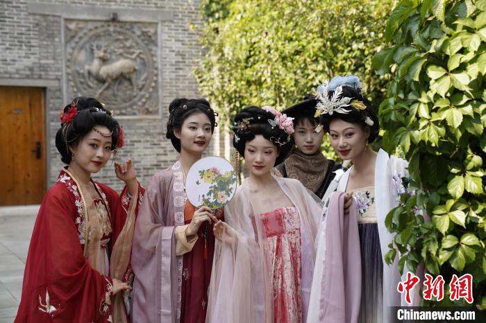 圖為非遺國潮游園會(huì)推出多項(xiàng)精彩活動(dòng)?！∈サ睾庸取そ鹧影簿皡^(qū)供圖