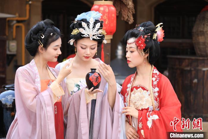 圖為非遺國潮游園會(huì)推出多項(xiàng)精彩活動(dòng)?！∈サ睾庸取そ鹧影簿皡^(qū)供圖