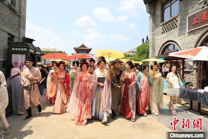 圖為漢服巡游。　圣地河谷·金延安景區(qū)供圖
