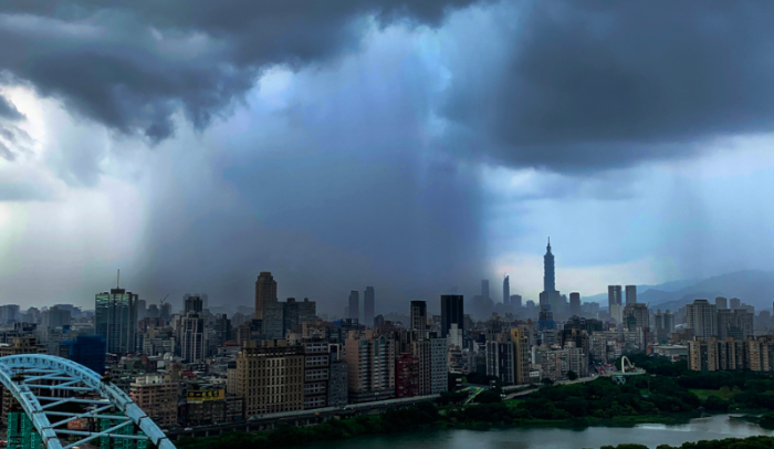 臺北市午后開始下起大雨，天空中一度出現雨瀑
