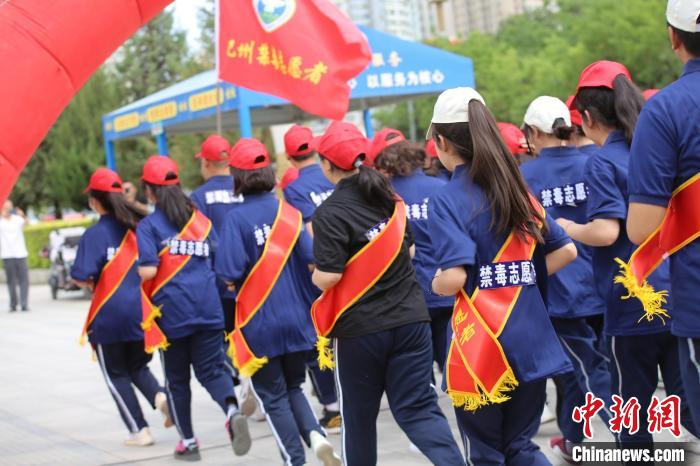 24日，新疆巴州舉行“6·26”國(guó)際禁毒日大型宣傳活動(dòng)，志愿者“健康人生、綠色奔跑”活動(dòng)啟動(dòng)?！√账┛?攝