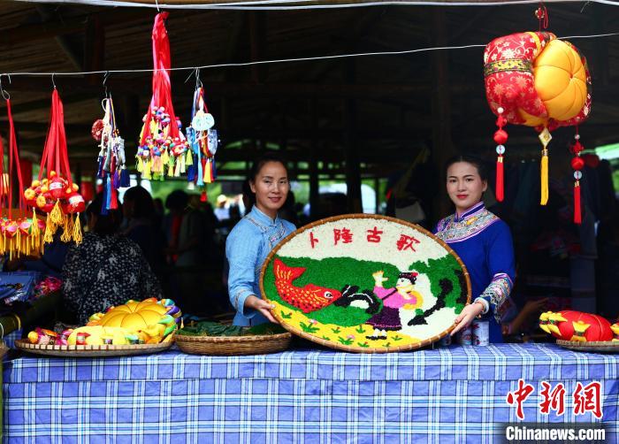 圖為歌圩節(jié)上精致漂亮的五色糯米飯?！畋厥?攝