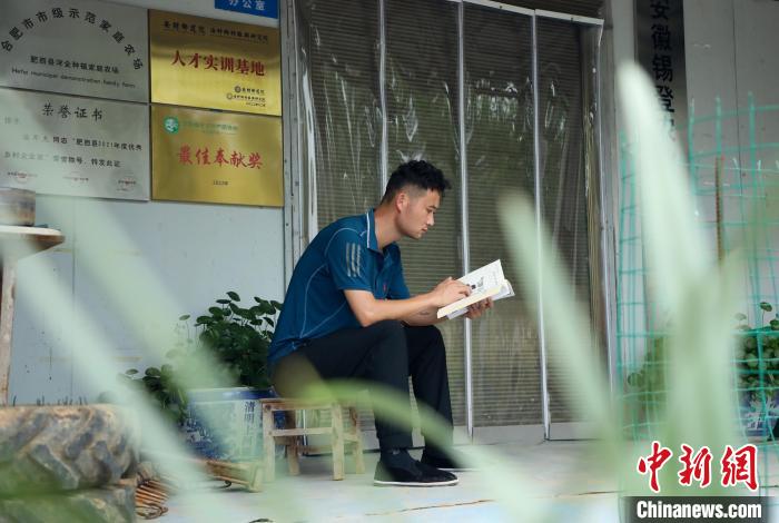 潘軍杰利用閑暇時(shí)間學(xué)習(xí)充電?！￡惣覙?lè) 攝