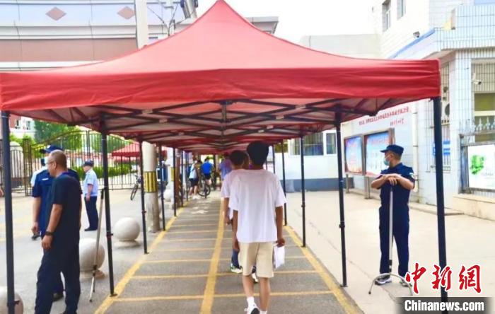 為期三天的2023年北京初中學(xué)業(yè)水平考試6月24日開(kāi)考?！”本┦醒討c區(qū)供圖