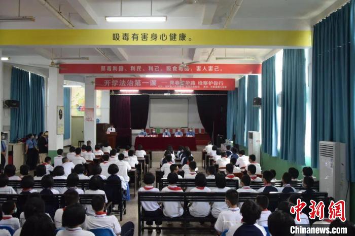 資料圖：古田縣人民檢察院黨組書記、檢察長陳廳走進校園為學(xué)生講授“開學(xué)法治第一課”?！」盘锟h人民檢察院 供圖