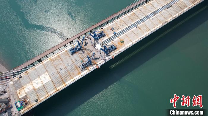 合龍后的大橋。　葛洲壩機電公司供圖