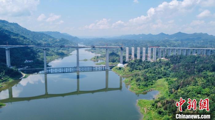 圖為五布河特大橋?！≈貞c渝湘復(fù)線高速公路有限公司供圖