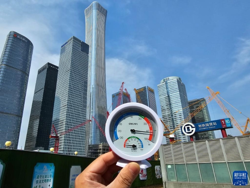 6月23日，溫度計(jì)顯示北京室外氣溫超過40攝氏度。當(dāng)日7時(shí)，北京市氣象臺(tái)發(fā)布高溫紅色預(yù)警。（圖源：新華社）