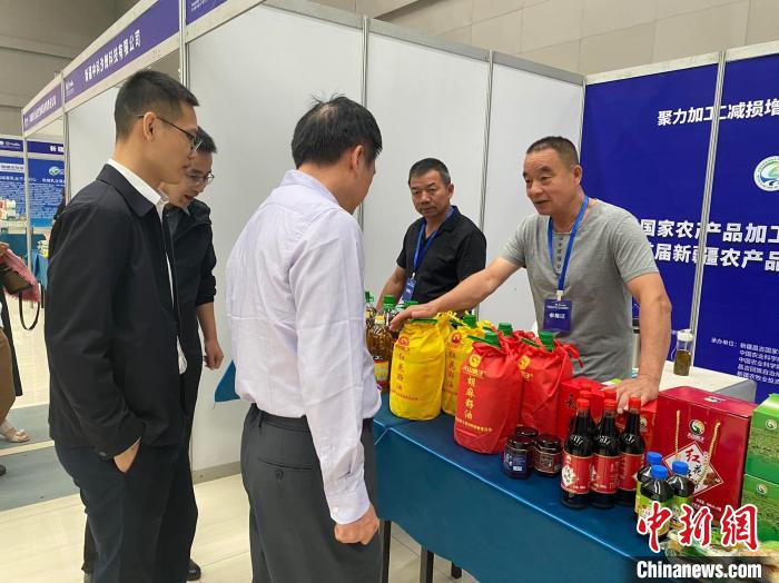 與會(huì)嘉賓與參展企業(yè)代表交流?！≈荑?攝