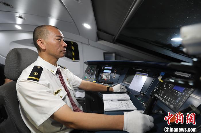 貴陽機務段動車司機張光黔正在駕駛55311次試驗列車?！F成都局供圖