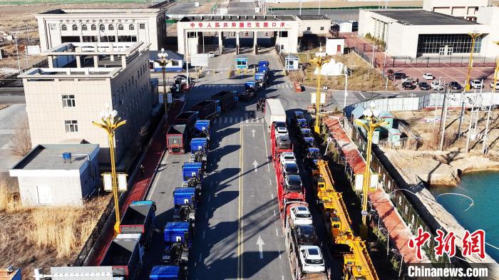 巴克圖口岸排隊等候通關的成品車?！『鸂栙I提·木爾扎汗 攝