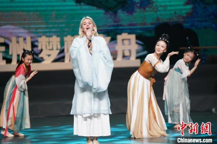 北京語言大學(xué)俄羅斯留學(xué)生郁欣可演唱《泊船瓜洲》 中國(guó)教育電視臺(tái)《新歌來啦》欄目組供圖