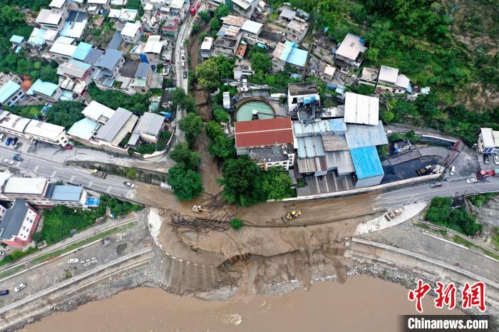 27日，四川汶川突發(fā)山洪泥石流災害。圖為汶川縣威州鎮(zhèn)新橋溝泥石流災害現(xiàn)場。　伍排勇 攝