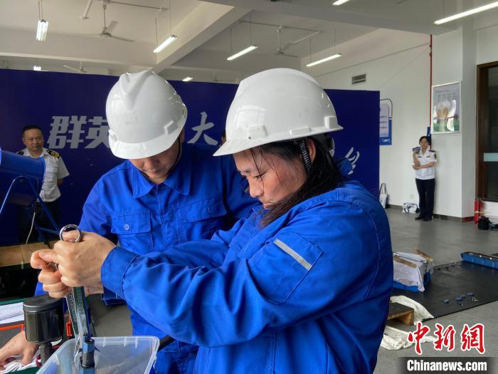 沈文珍操作現(xiàn)場。　林波 攝