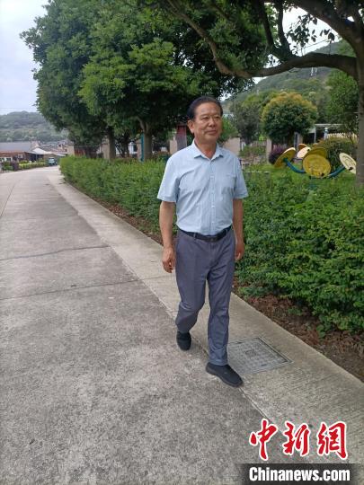 在海島散步的陳勝利?！∈茉L(fǎng)者供圖