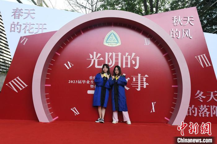 圖為畢業(yè)生在“光陰的故事”藝術裝置前留影?！≈芤?攝