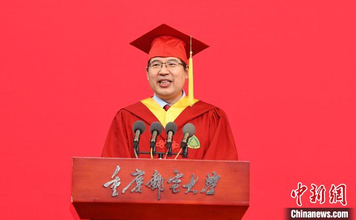 圖為重慶郵電大學校長高新波寄語學子?！≈芤?攝