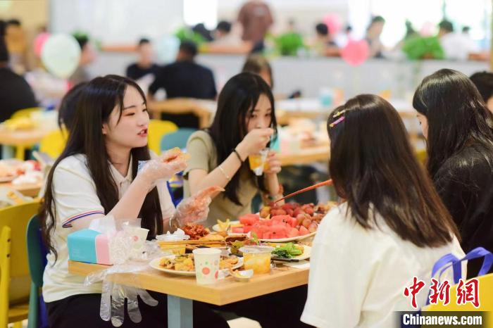 畢業(yè)生享用畢業(yè)自助餐?！刂萆虒W(xué)院 供圖