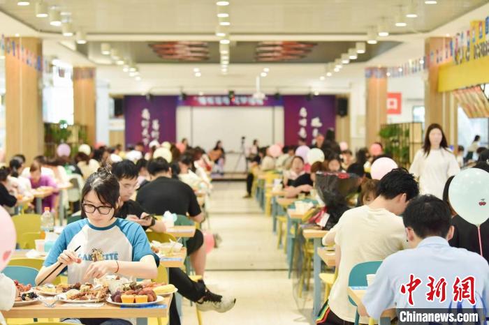 溫州商學(xué)院為畢業(yè)生提供畢業(yè)自助餐的用餐現(xiàn)場?！刂萆虒W(xué)院 供圖