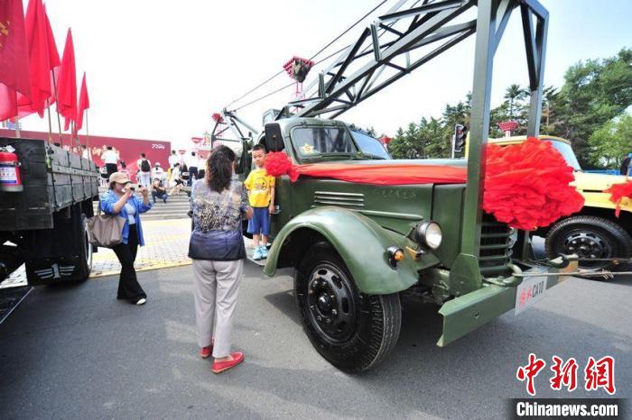 長(zhǎng)春市民在觀賞解放卡車?！「啐埌?攝