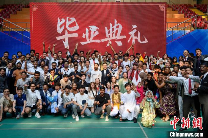 國際學生合影留念?！№f亮 攝