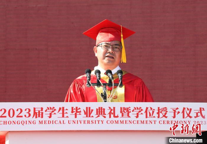 圖為重慶醫(yī)科大學(xué)校長黃愛龍寄語畢業(yè)生。　周毅 攝