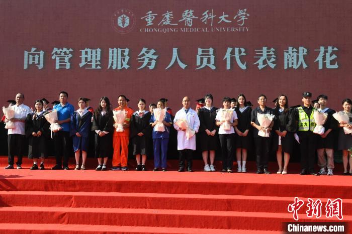 圖為重慶醫(yī)科大學(xué)舉行2023屆學(xué)生畢業(yè)典禮暨學(xué)位授位儀式現(xiàn)場?！≈芤?攝